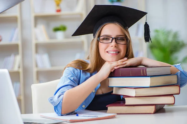 Unga tonåriga kvinnliga student förbereder sig för tentor hemma — Stockfoto