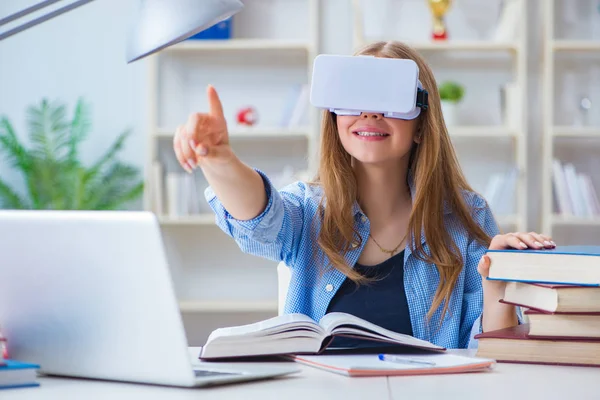 Jovem estudante se preparando para exames com óculos VR — Fotografia de Stock