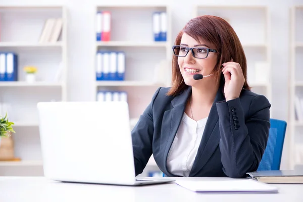 Call center operator werkt samen met klanten — Stockfoto