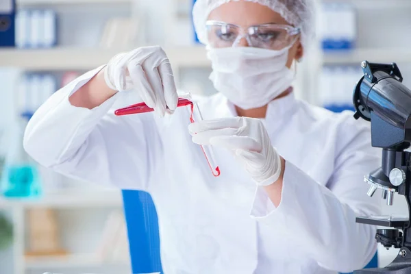 Γυναίκα ερευνήτρια επιστήμονας που διεξάγει ένα πείραμα σε ένα εργαστήριο — Φωτογραφία Αρχείου