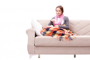 Ekonomi sınıfında soğuktan acı çeken bir genç.