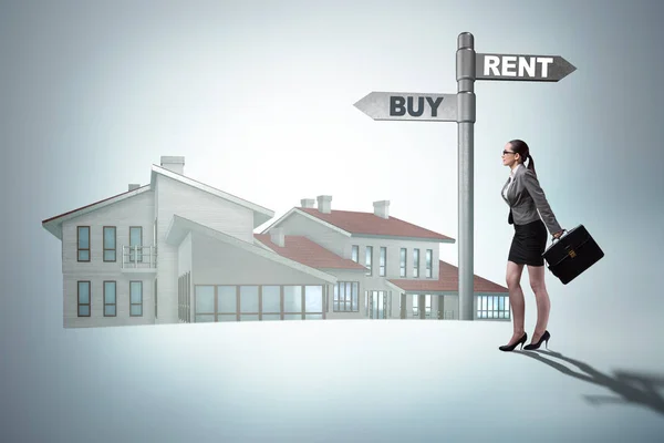 Businesswoman at crossroads betweem buying and renting — Stock Photo, Image