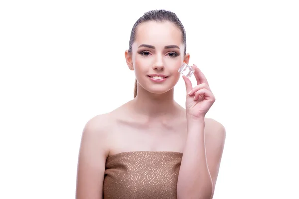 Vrouw in schoonheid concept toepassen make-up met behulp van cosmetica — Stockfoto