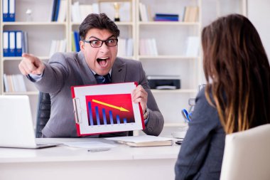 İş adamıyla iş kadını arasındaki iş görüşmesi