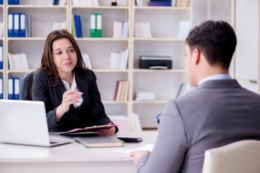 İş adamıyla iş kadını arasındaki iş görüşmesi