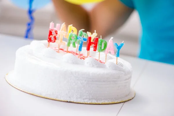 Jovem celebrando aniversário sozinho em casa — Fotografia de Stock