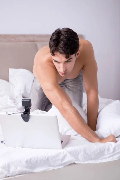 Junger sexy Mann in Online-Dating-Konzept — Stockfoto