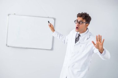 Komik doktor bilim adamı hastanede sunum yapıyor.