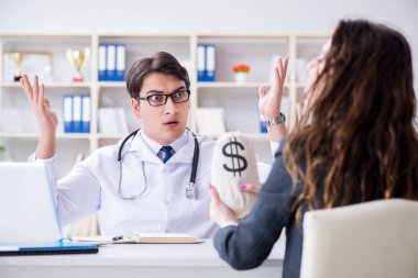 Sağlık sigortası dolandırıcılığı konseptinde genç doktor