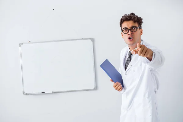 Científico médico divertido haciendo presentación en el hospital —  Fotos de Stock