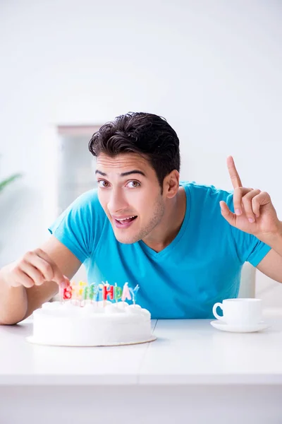 家で一人誕生日を祝う若い男 — ストック写真