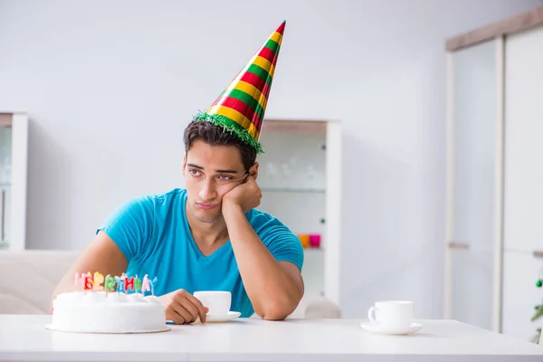 Giovane uomo che festeggia il compleanno da solo a casa — Foto Stock