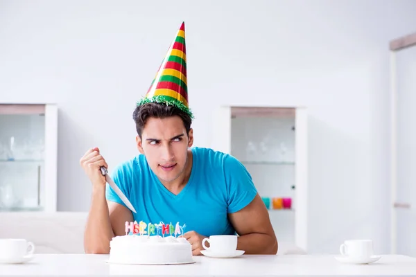 Unge man firar födelsedag ensam hemma — Stockfoto