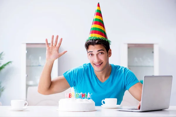 Joven celebrando cumpleaños solo en casa —  Fotos de Stock