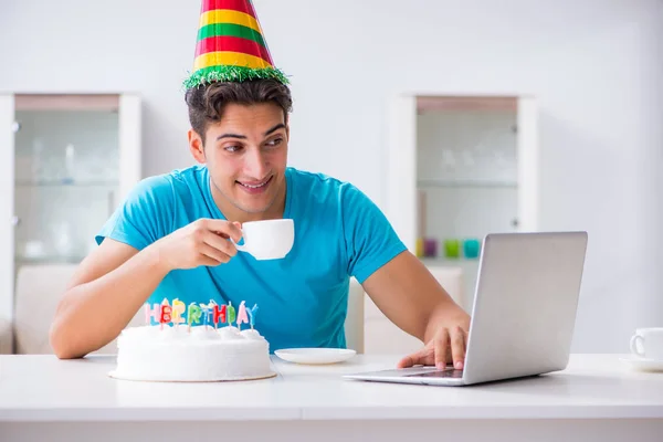 Giovane uomo che festeggia il compleanno da solo a casa — Foto Stock