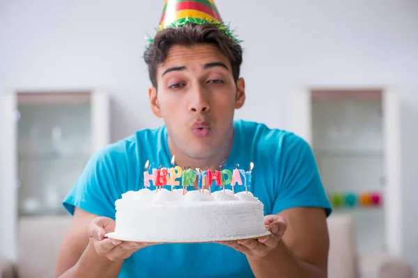 Junger Mann feiert Geburtstag allein zu Hause — Stockfoto