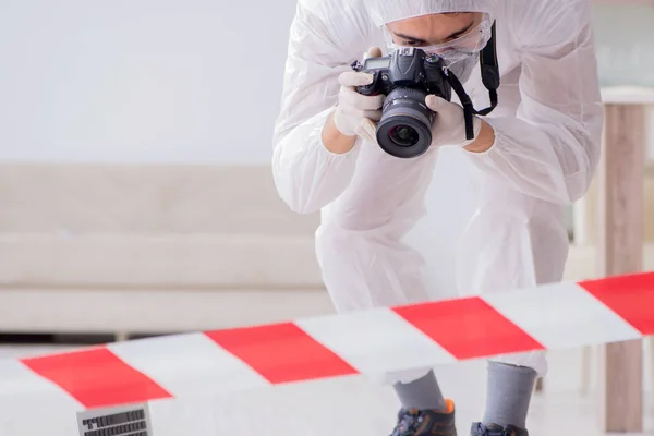 Forensisch expert op de plaats delict doet onderzoek — Stockfoto