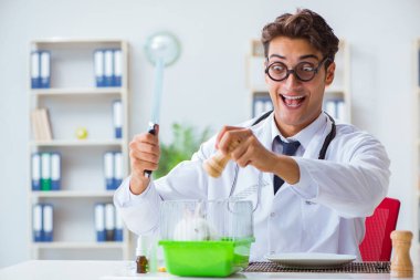Deli doktor tavşan yemeye hazırlanıyor.