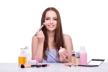 Beyaz tenli, güzel makyajlı genç bir kadın.