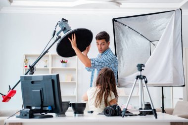 Fotoğraf stüdyosunda çalışan genç fotoğrafçı.