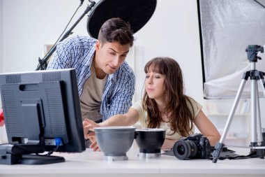 Fotoğraf stüdyosunda çalışan genç fotoğrafçı.
