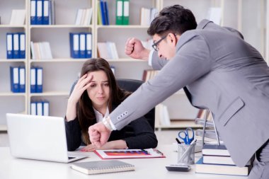 Kadın ve erkek arasındaki ofis anlaşmazlığı