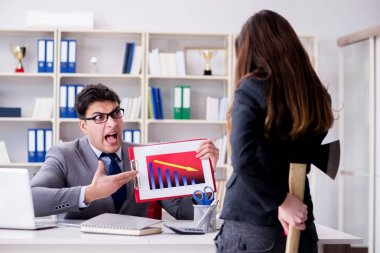 Kadın ve erkek arasındaki ofis anlaşmazlığı