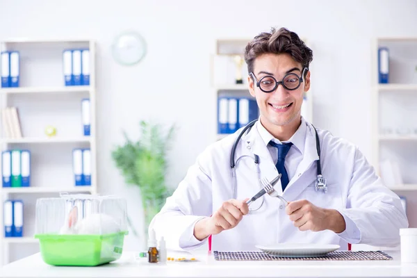 Médico louco se preparando para comer coelho — Fotografia de Stock