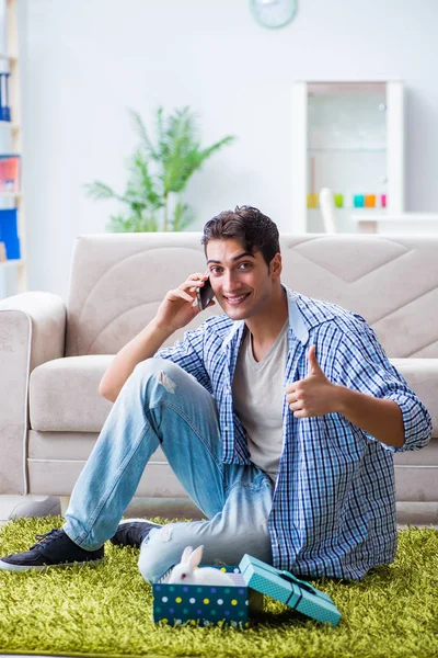 Joven recibiendo conejo como regalo de cumpleaños — Foto de Stock