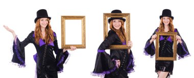 Beyaz çerçeveli bir kadın.