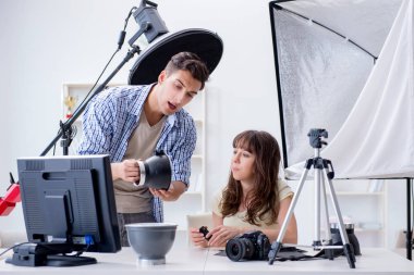 Fotoğraf stüdyosunda çalışan genç fotoğrafçı.