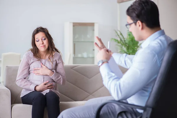 Mulher grávida visitante psicólogo médico — Fotografia de Stock