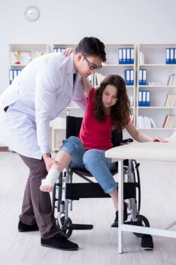 Hastanede yaralanma kontrolü sırasında doktor ve hasta.