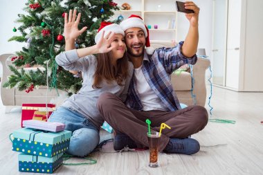 Genç çift Noel 'de selfie çekiyor.