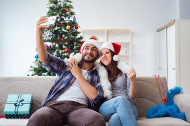 Genç çift Noel 'de selfie çekiyor.