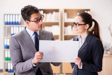 İş adamı ve iş kadını ofiste tartışıyorlar.