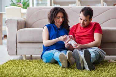 Bir bebek bekleyen genç çift.