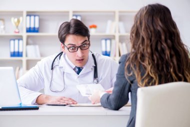 Sağlık sigortası dolandırıcılığı konseptinde genç doktor