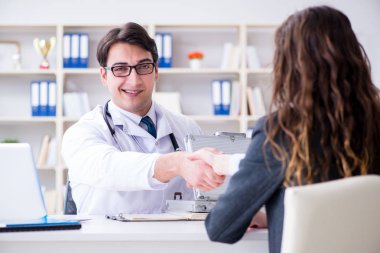 Sağlık sigortası dolandırıcılığı konseptinde genç doktor