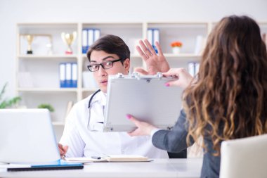 Sağlık sigortası dolandırıcılığı konseptinde genç doktor