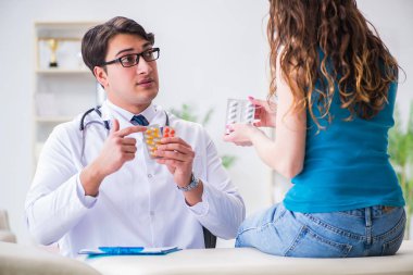 Tıbbi konseptte doktoru ziyaret eden kadın