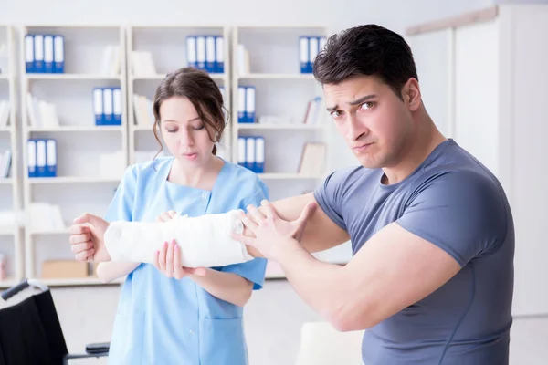 Médico y paciente durante el control de la lesión en el hospital — Foto de Stock