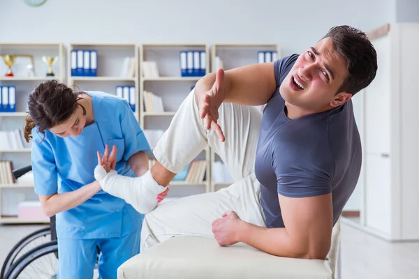 Médecin et patient pendant le check-up pour blessure à l'hôpital — Photo