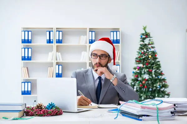 Young businessman celebrating christmas in the office — Stock Photo, Image