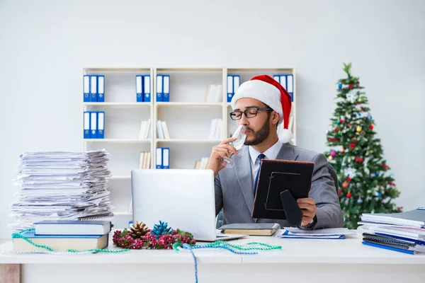 Genç işadamı Noel 'i ofiste kutluyor. — Stok fotoğraf