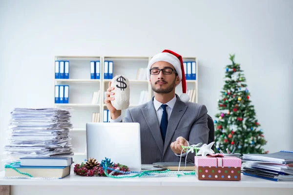 Jovem empresário comemorando o Natal no escritório — Fotografia de Stock