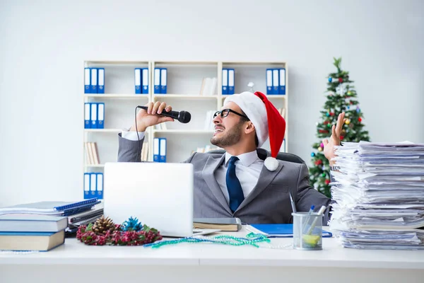 Jungunternehmer feiert Weihnachten im Büro — Stockfoto