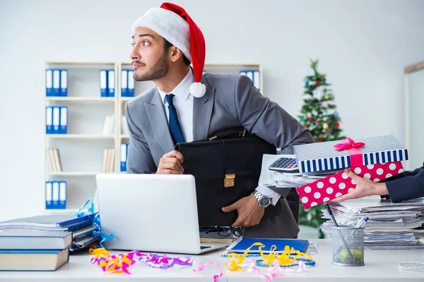 Jovem empresário comemorando o Natal no escritório — Fotografia de Stock