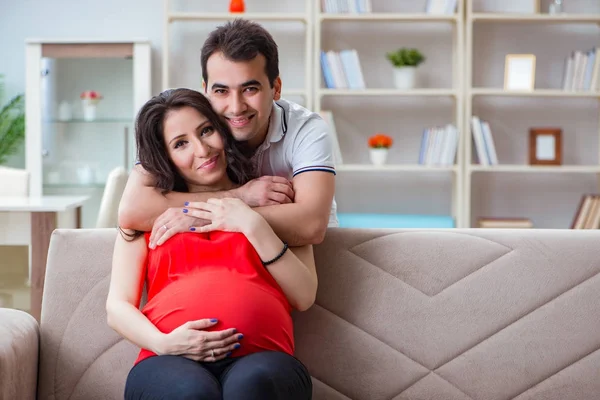 Jong stel familie verwacht een baby — Stockfoto