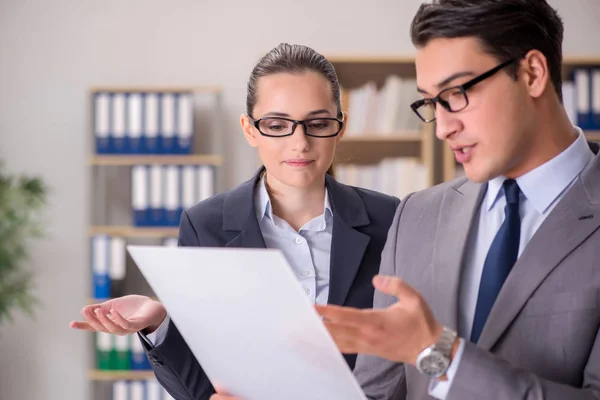 Empresario y empresaria discutiendo en el cargo — Foto de Stock